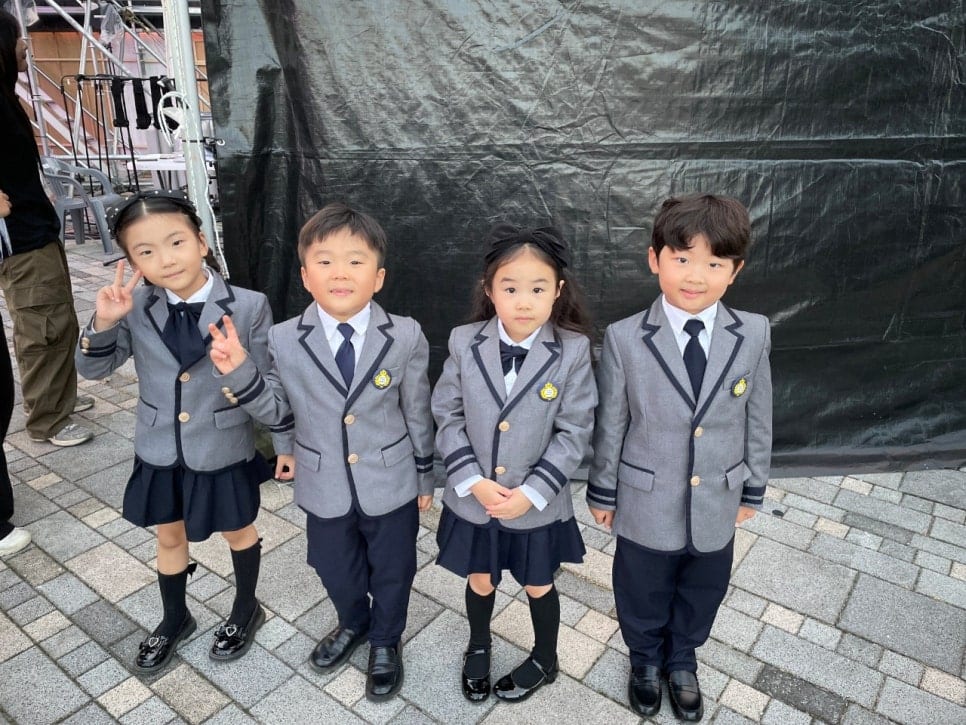 한글축제 폐막식 무대 옆에서 출연을 기다리는 단원들