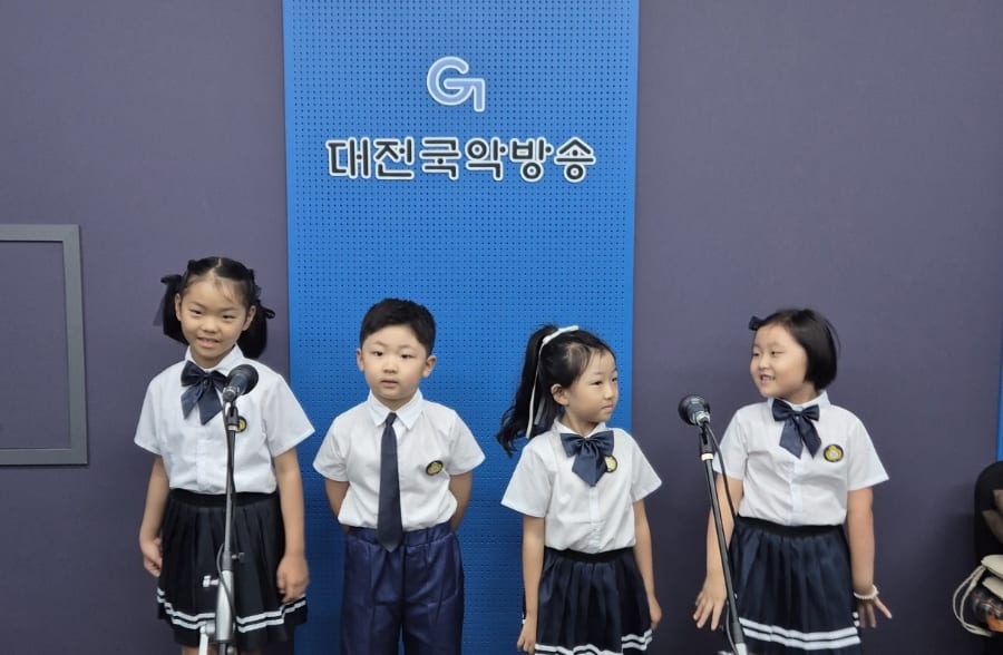 대전국악방송 스튜디오에서 기념 촬영한 세종리틀싱어즈 대표 단원들